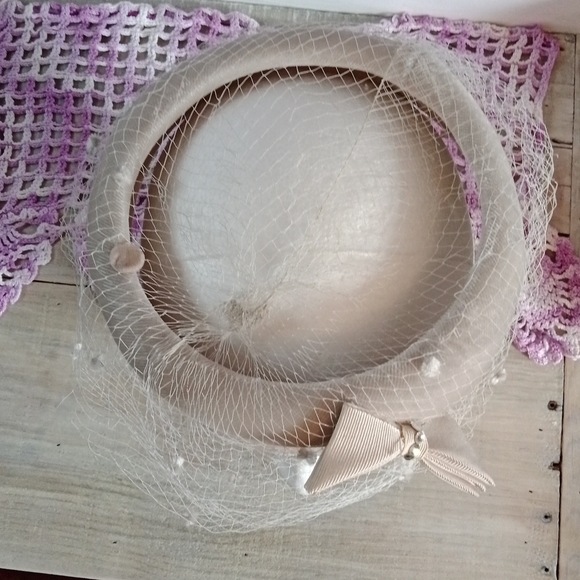 1950s Vintage Bumper Velveteen with Netting & Rhinestone Bow Tan Hat - Picture 2 of 12